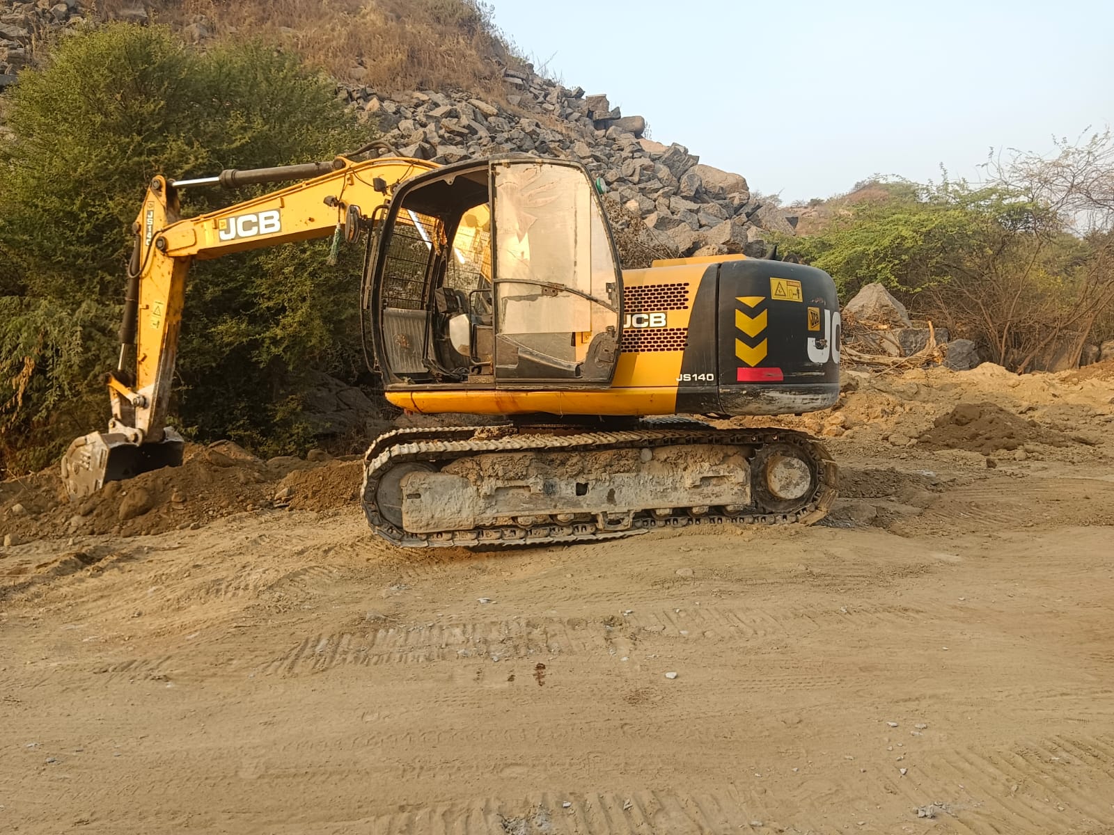 JCB EXCAVATOR JS140 2010