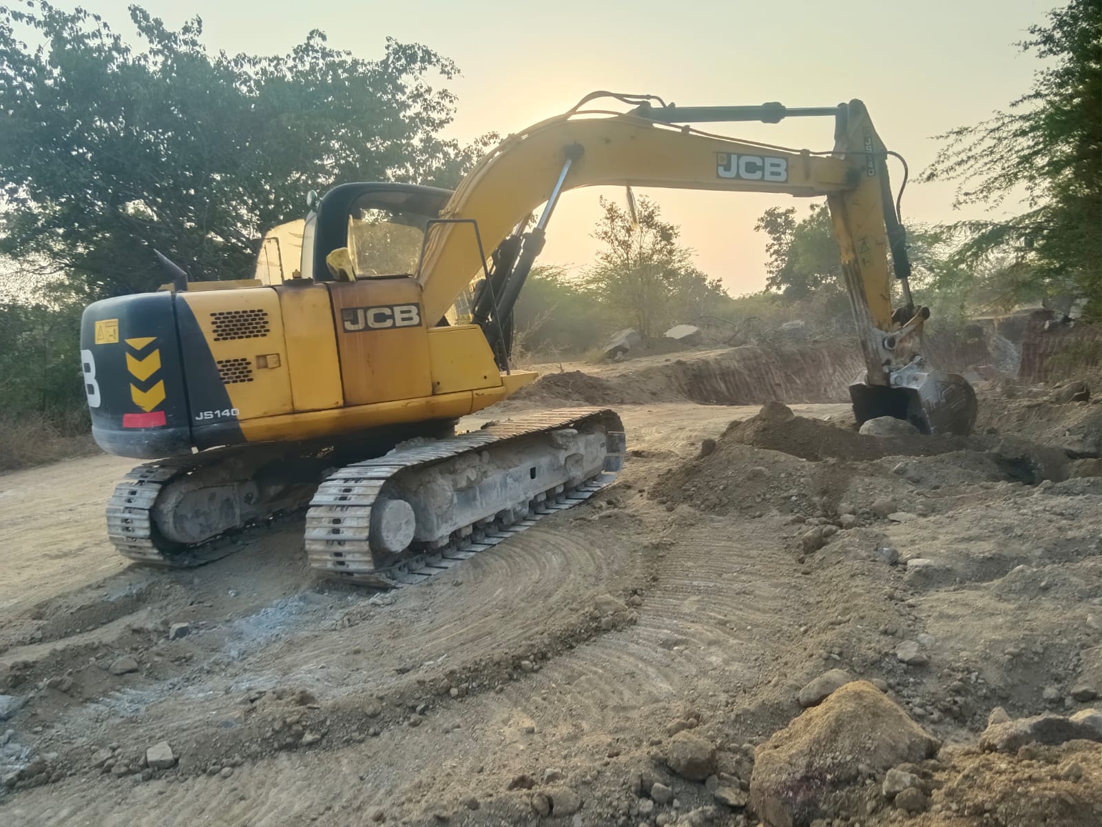 JCB EXCAVATOR JS140 2010