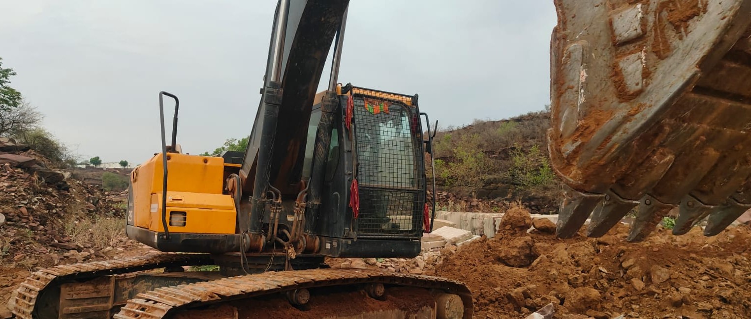 HYUNDAI EXCAVATOR R215 2023