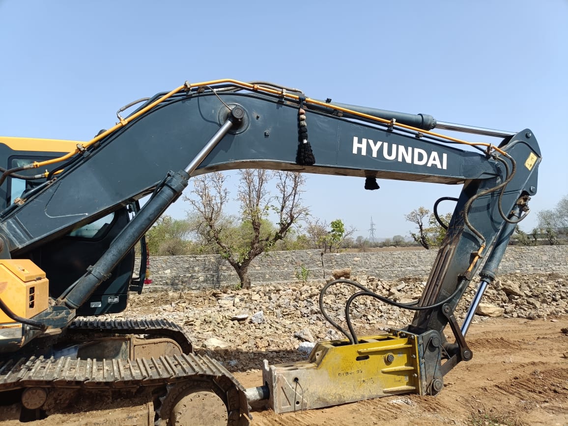 HYUNDAI EXCAVATOR R210 2023