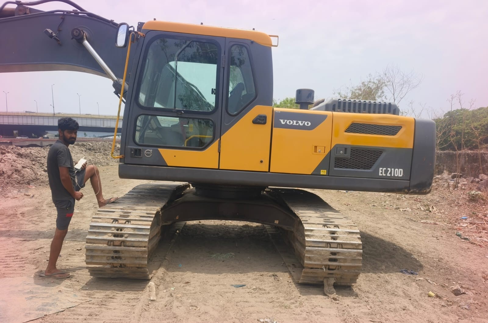 VOLVO EXCAVATOR EC210D 2020