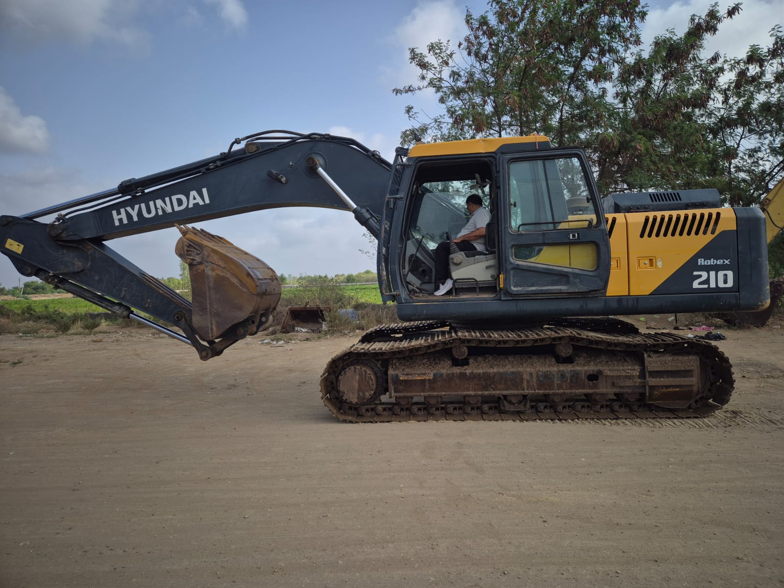HYUNDAI EXCAVATOR R210 2021