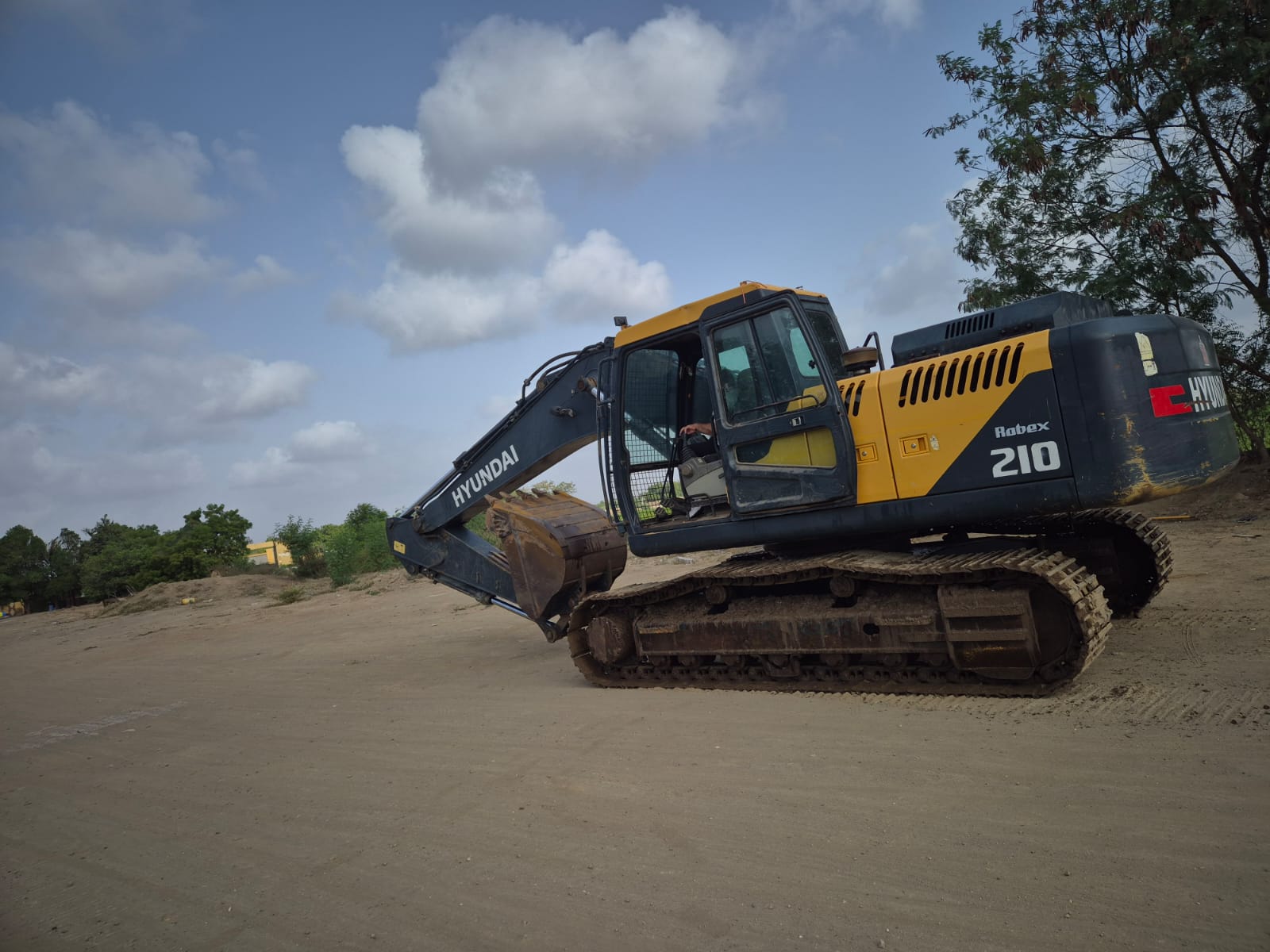 HYUNDAI EXCAVATOR R210 2021