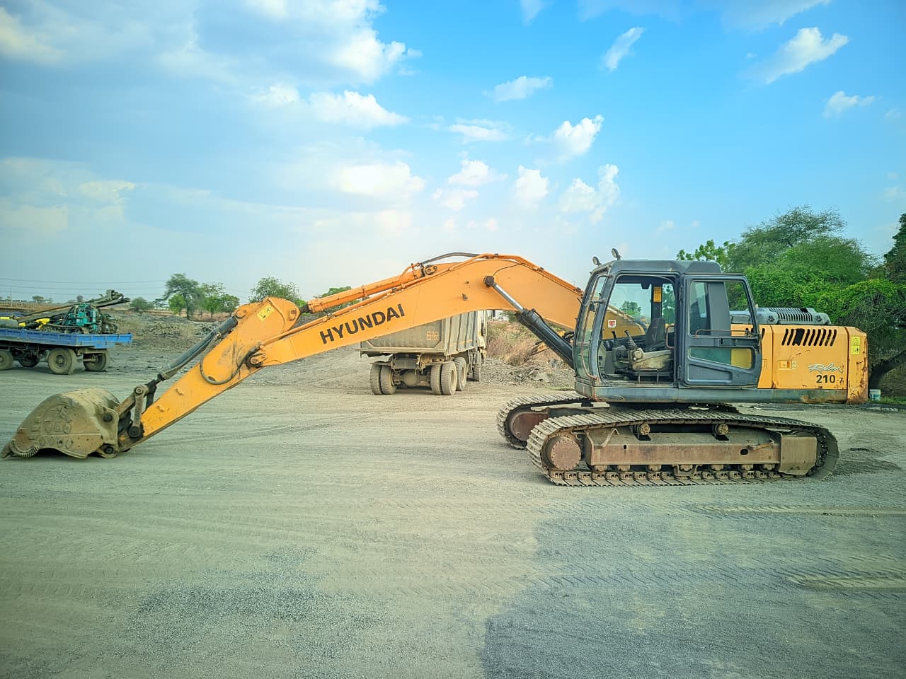 HYUNDAI EXCAVATOR R210 2017