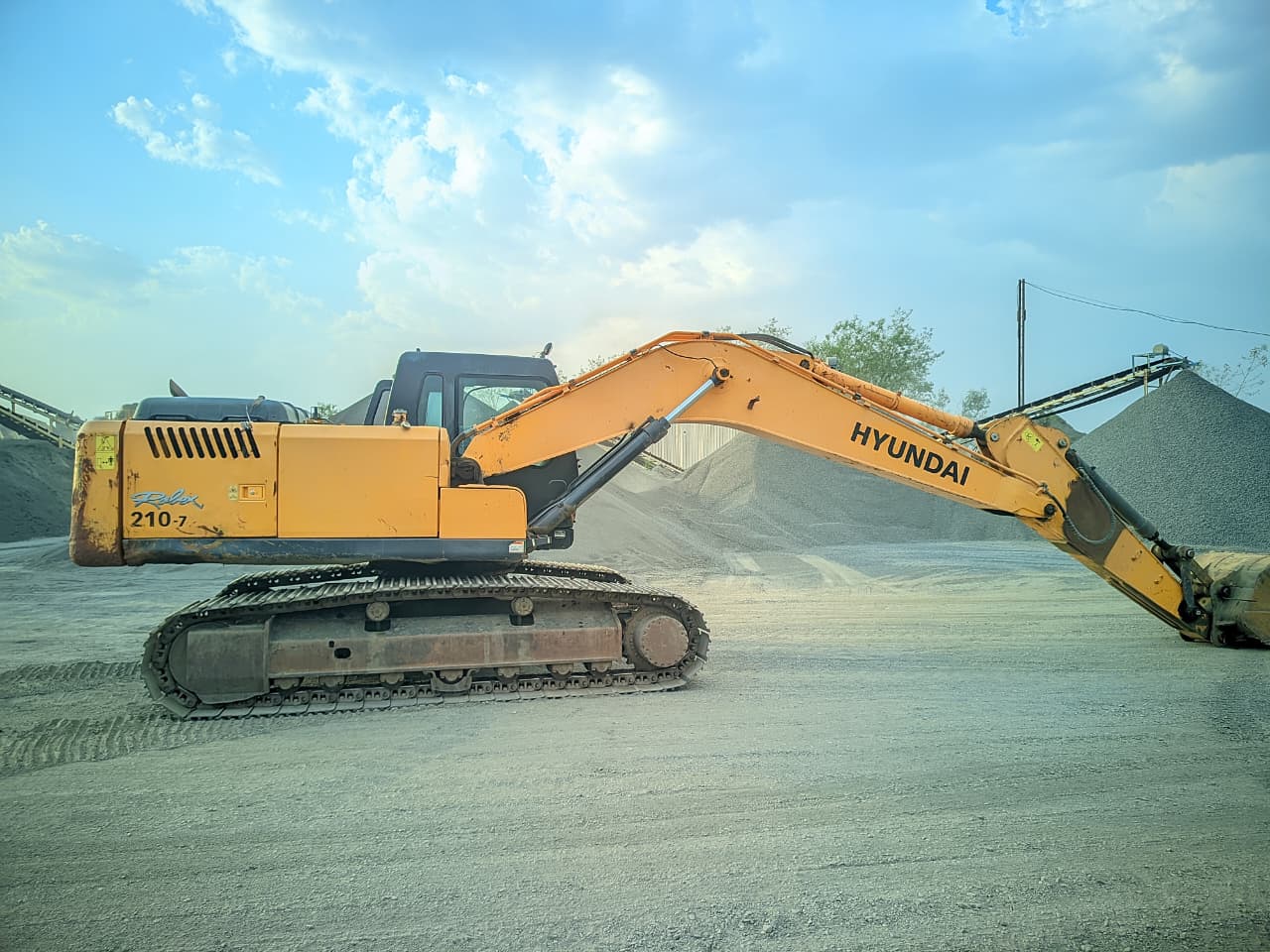 HYUNDAI EXCAVATOR R210 2017
