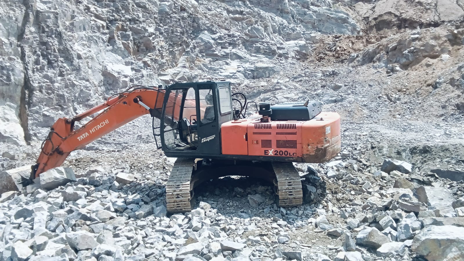TATA HITACHI EXCAVATAR EX200 2017