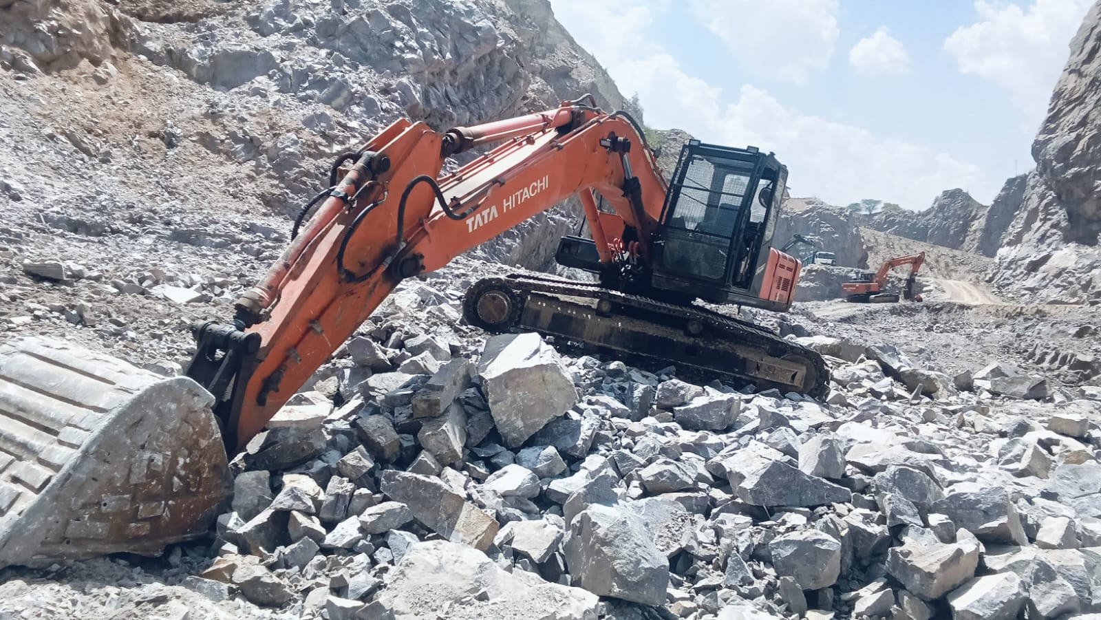 TATA HITACHI EXCAVATAR EX200 2017