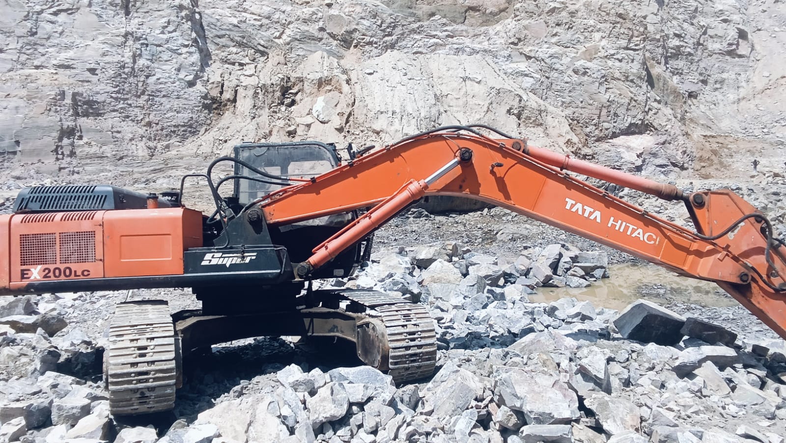 TATA HITACHI EXCAVATAR EX200 2017