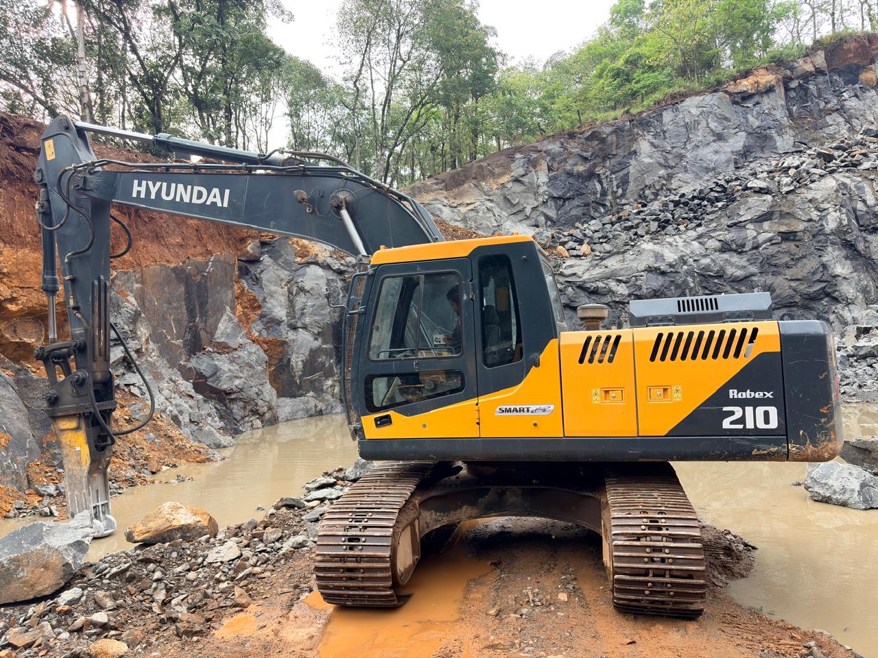 HYUNDAI EXCAVATOR R210 2023