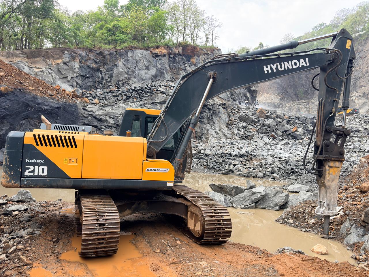 HYUNDAI EXCAVATOR R210 2023