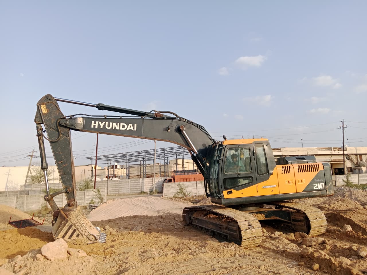HYUNDAI EXCAVATOR R210 2022