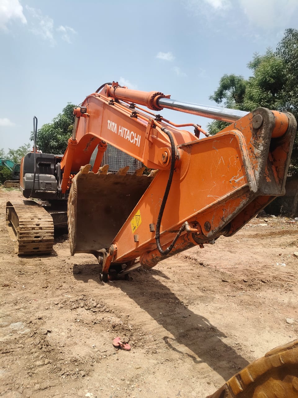 TATA HITACHI EXCAVATOR ZAXIS 220 LCM 2019